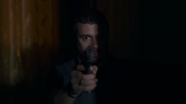 Karanlıkta silahlı hırsız kameranın karanlıkta puan.