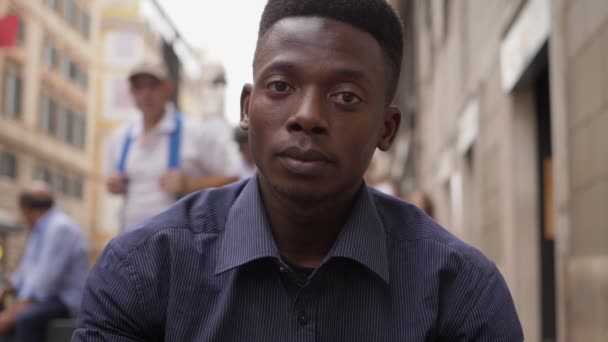 Jeune Homme Afro Américain Triste Regarde Caméra Dans Rue — Video