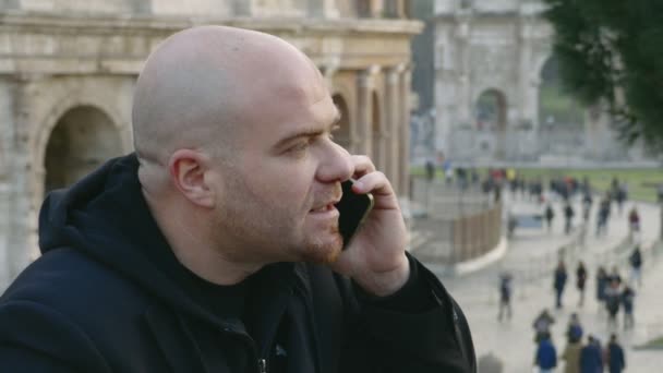 Nervoso Nervoso Homem Careca Falando Telefone Colosseum Fundo — Vídeo de Stock