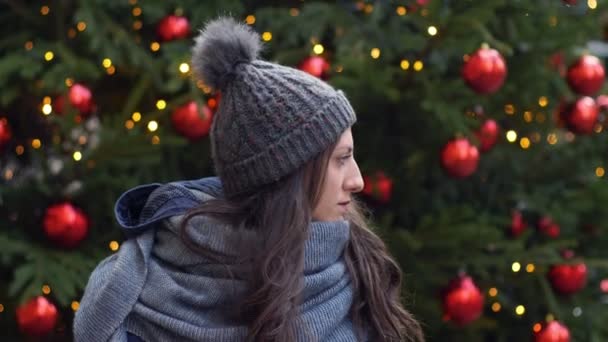 Jeune Femme Regardant Autour Souriant Caméra Temps Noël — Video