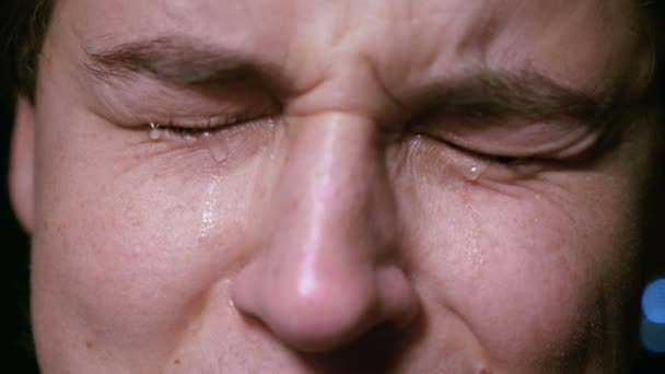 Młody Człowiek Przygnębiony Płacz Makro — Wideo stockowe