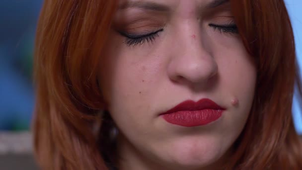 Verdrietig Sulky Sensuele Vrouw Sluit Haar Ogen Macro Slow Motion — Stockvideo