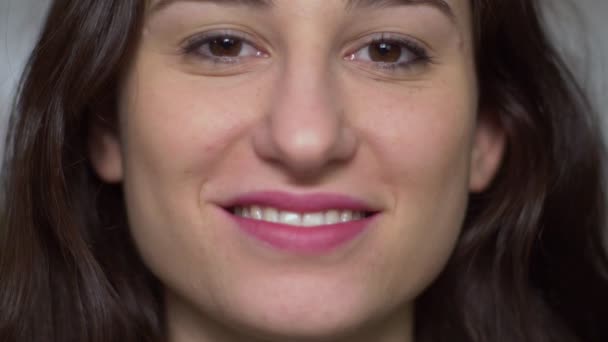 Atrakcyjna Młoda Ładna Kobieta Uśmiecha Się Kamery Makro — Wideo stockowe