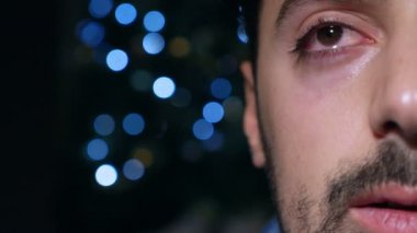 depresif yalnız genç adam Noel'de karanlıkta ağlıyor