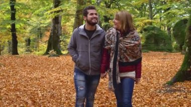 Doğa, sakin ol, yürüyüş ve gözlemleyerek orman doğada yürüyüş-çift