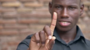 Hayır onun parmak - yavaş hareket ile ufuk genç siyah adam mamking