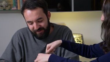 güzel ve gülümseyerek karısı kocası için kahve dökülen