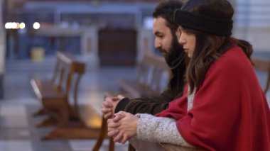 Genç çift kilisede dua. din, umut, inanç-profil