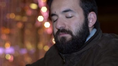 Düşünceli üzgün yakışıklı adam onun gözleri - Noel zamanı - açık kapanış