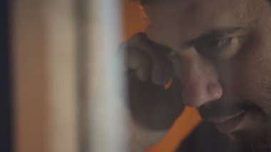 Depresif dalgın adam yalnız vasıl belgili tanımlık pencere. İşini kaybetti