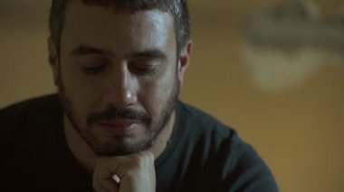 Karanlık kameraya bakarak çekici düşünceli bir adam. Yakışıklı adamın bakışları