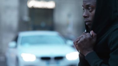 Yalnız depresif siyah Afrika göçmen sokak