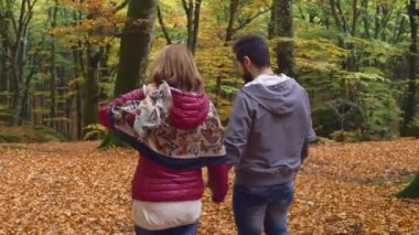 Çift ormanda eğleniyor