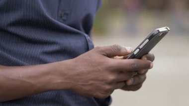 Genç siyah Afrika'nın elleri yazarak smartphone-iletişim, gençlik, teknoloji