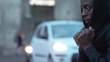 Üzgün yalnız hoodedyoung siyah Amerikan sokakta adam