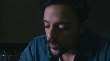 alkolizm bağımlılığı. Depresif adam içecekler şarap karanlıkta yalnız