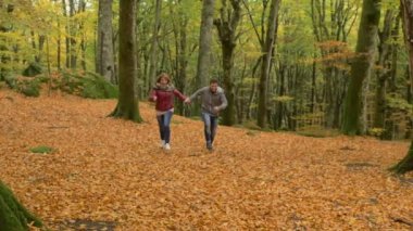 Çift ormanda eğleniyor
