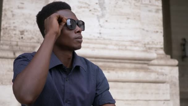 Charmant Jeune Noir Africain Garçon Observe Ville Enlevant Ses Lunettes — Video