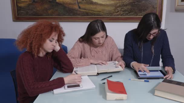 Retrato Del Grupo Estudio Estudiante Está Distrayendo Por Teléfono Inteligente — Vídeo de stock