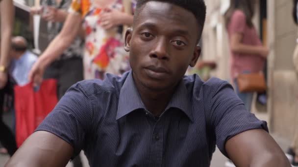 Knappe Zwarte Afrikaanse Man Staren Camera Straat Slow Motion — Stockvideo