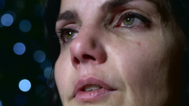 Депрессивная Грустная Привлекательная Женщина Плачет Темноте Рождество — стоковое видео