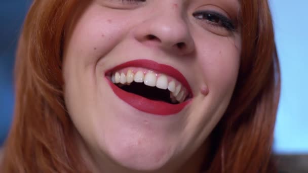 Hermosa Mujer Sensual Sonriendo Cerca Cámara Lenta — Vídeos de Stock