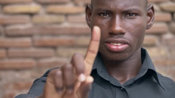 Αμερικανική Αφρικανική Νεαρός Κάνοντας Όχι Δάχτυλο Αργή Κίνηση — Αρχείο Βίντεο