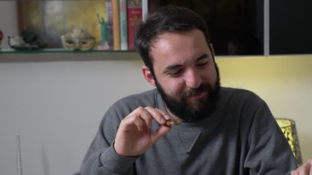 Sonriendo Pareja Italiana Haciendo Desayuno Poniendo Mermelada Rusk — Vídeo de stock