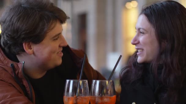 Attraktives Paar Bei Date Outdoor Café — Stockvideo