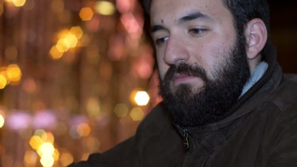 Gece Noel Zamanında Yalnız Endişeli Dalgın Çekici Adam — Stok video