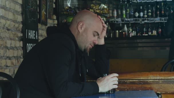 Deprimerad Fundersam Man Ensam Dricka Bar Brustet Hjärta Kärleksaffärer — Stockvideo