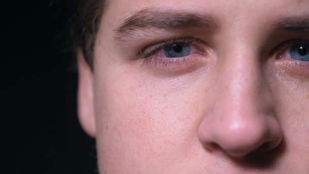 Jeune Homme Triste Déprimé Pleurant Regardant Caméra Gros Plan — Video