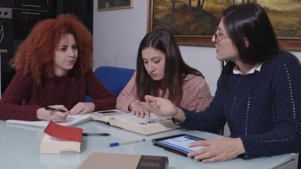 Trois Petite Amie Étudier Ensemble Utilisant Des Livres Tablette Numérique — Video