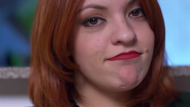 Atraente Sexy Vermelho Cabelo Mulher Sorrindo Para Camera Slow Motion — Vídeo de Stock