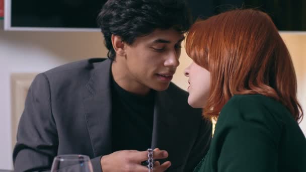 Beijo Romântico Apaixonado Entre Par Amantes — Vídeo de Stock