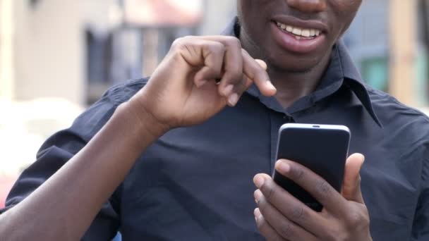 Attraente Giovane Uomo Nero Utilizzando Smartphone — Video Stock