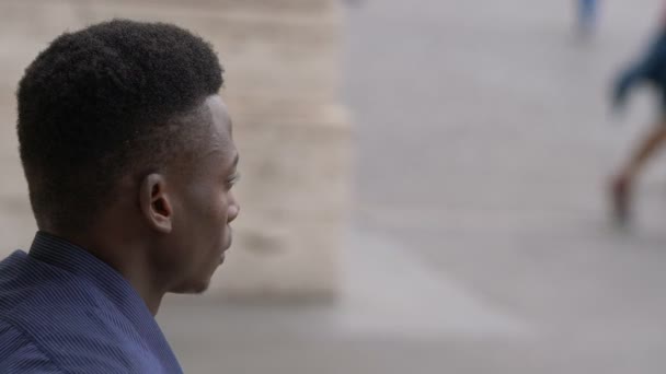 Νεαρή Μαύρη Αφρικανική Άνθρωπος Παρατηρώντας Ανθρώπους Στην Πόλη — Αρχείο Βίντεο