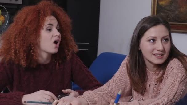 Tres Jóvenes Amigos Felices Charlando Durante Sesión Estudio — Vídeos de Stock