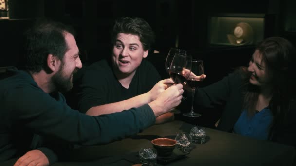 Amigos Sonrientes Hablando Charlando Riendo Restaurante — Vídeo de stock