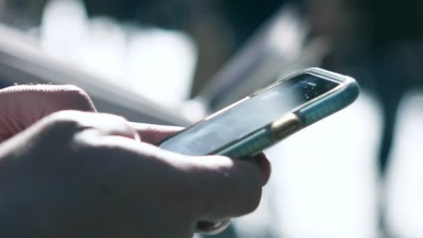 Smartphone Kullanarak Erkek Ellerde Odaklanmak — Stok video