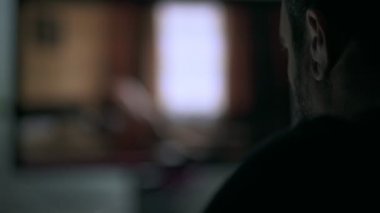 bulanık ev görünümlü porno film yalnız adam. Seks bağımlılığı