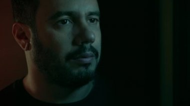 Düşünceli depresif adam karanlık düşüncesinde yalnız