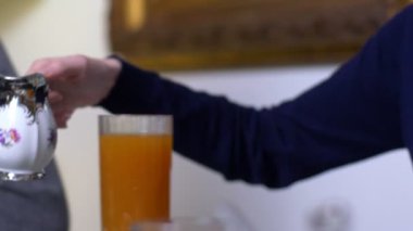 genç karısı kocası için süt dökme. ailece kahvaltı