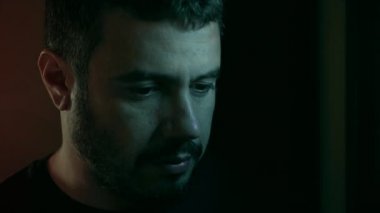 üzerinde yalnız ciddi yakışıklı adam kameraya bakarak yakın çekim