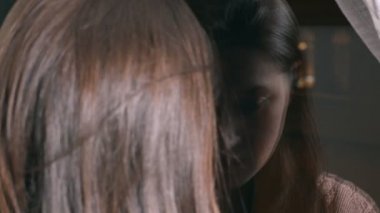 Geceleri pencereden dışarı bakarak depresif üzgün genç