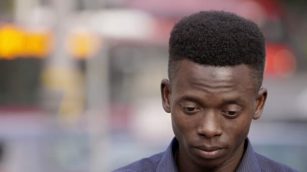 Fiers Homme Noir Américain Confiant Souriant Caméra Dans Rue — Video