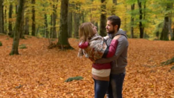 Romántico Primer Beso Entre Amantes Bosque Otoño Amor Romance Emoción — Vídeos de Stock