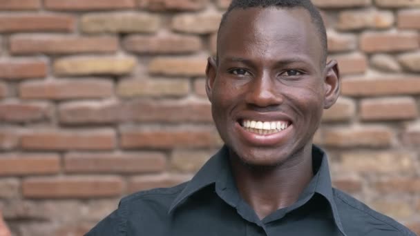 Glimlachend Gelukkig Jonge Afrikaanse Man Duimen Strop Camera Slow Motion — Stockvideo