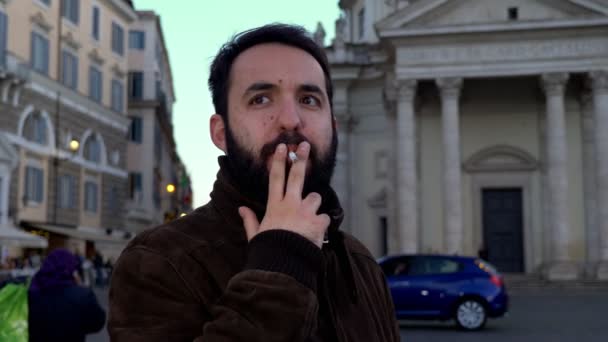 Dalgın Çekici Sokakta Adam Içinbeklediğini Sigara Çilmeyen — Stok video