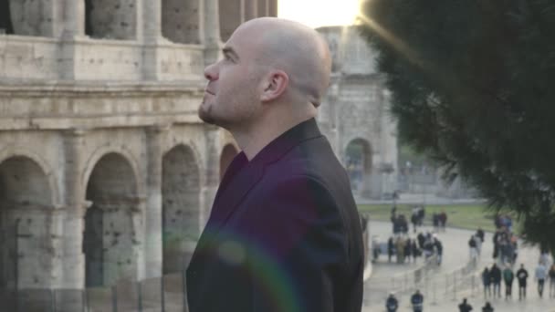 Calvo Relajado Contemplando Coliseo Roma — Vídeo de stock